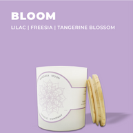 Candle with wooden lid on a purple background, featuring the brand 'Mandala Moon'.