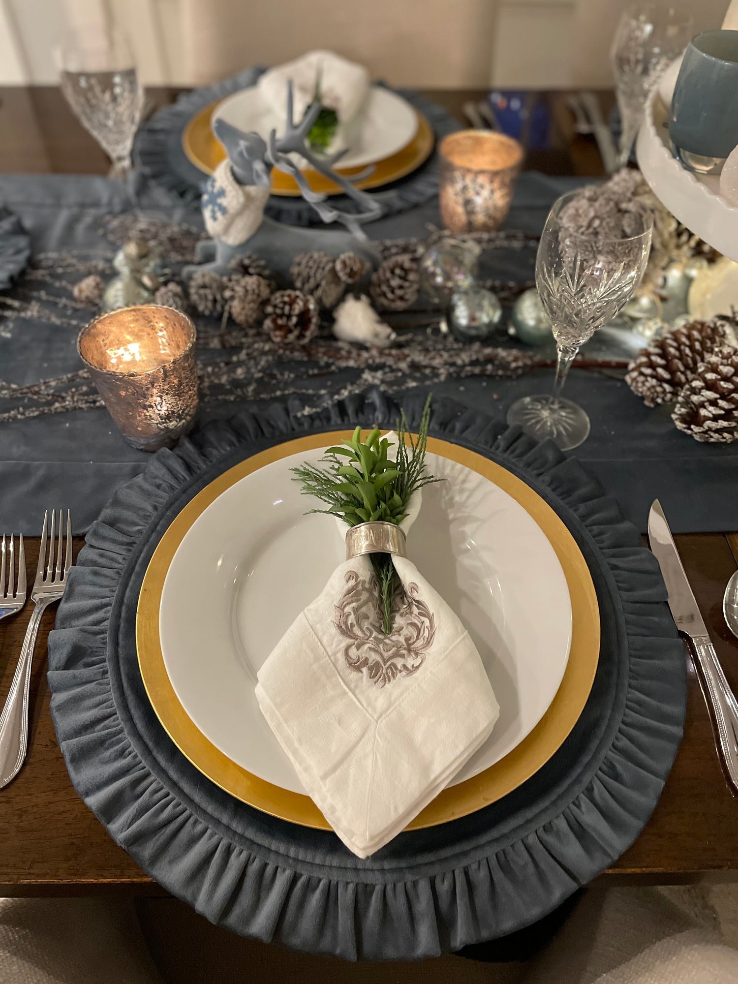 round blue velvet placemat for the holiday